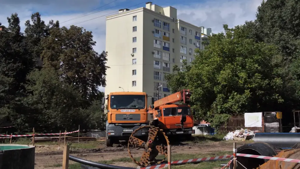У Чернігові відновлюють аварійний колектор: під загрозою водопостачання і тепло