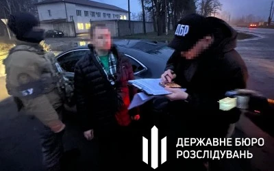Прокурора з окружної прокуратури Чернігівщини затримали під час отримання хабаря Прокурора з окружної прокуратури Чернігівщини затримали під час отримання хабаря
