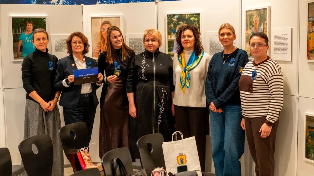 Фотовиставка у Німеччині розповіла історію матері з Чернігівщини, яка 2,5 роки чекає на сина