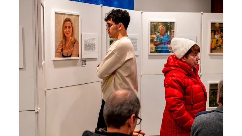 Фотовиставка у Німеччині розповіла історію матері з Чернігівщини, яка 2,5 роки чекає на сина