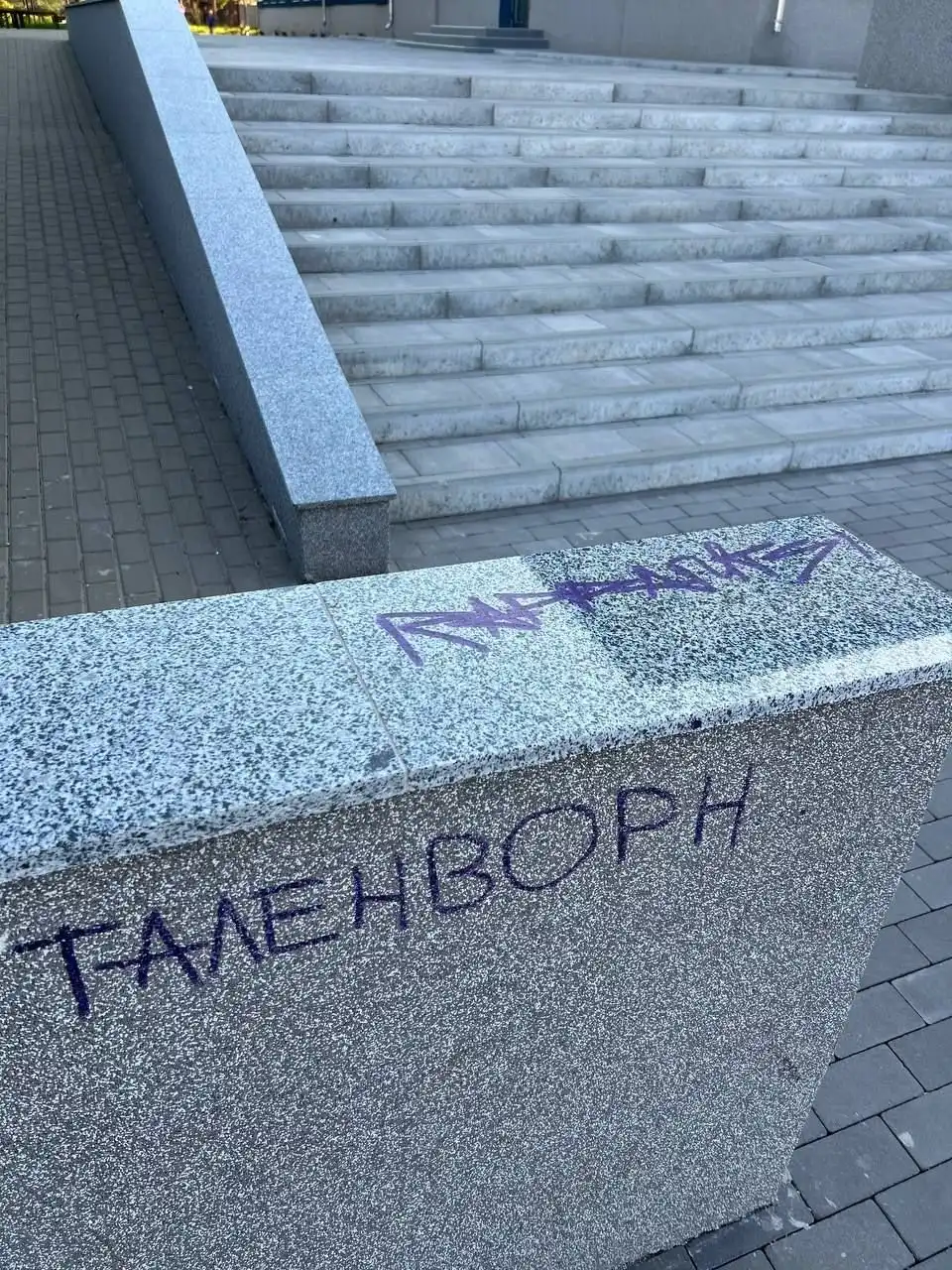 Після відновлення – нова атака на майно гімназії №13 у Чернігові