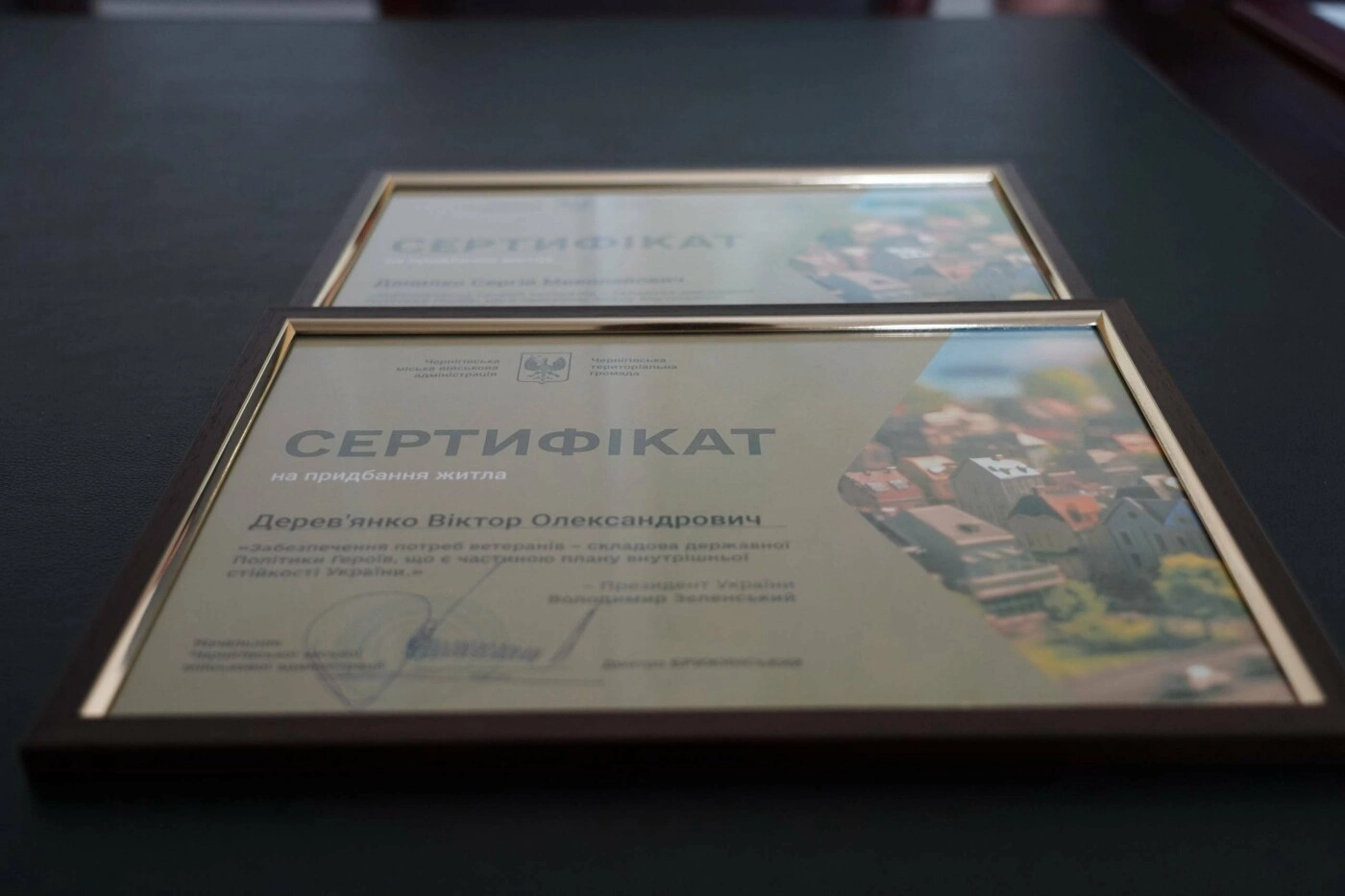 У Чернігові ветеранам продовжують передавати сертифікати на житло: ще дві історії підтримки